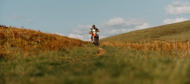 Profesyonel enduro bisiklet sürücüsü iş başında. Motokros sporu. Yüksek kalite fotoğraf