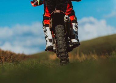 Profesyonel enduro bisiklet sürücüsü iş başında. Motokros sporu. Yüksek kalite fotoğraf
