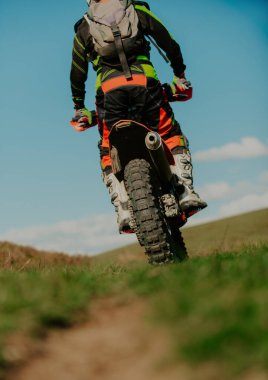 Profesyonel enduro bisiklet sürücüsü iş başında. Motokros sporu. Yüksek kalite fotoğraf