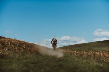 Profesyonel enduro bisiklet sürücüsü iş başında. Motokros sporu. - Evet. Yüksek kalite fotoğraf