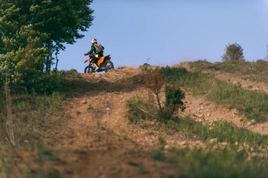 Profesyonel enduro bisiklet sürücüsü, çamurlu yolda toprak sürücüsü. Motokros sporu. - Evet. Yüksek kalite fotoğraf