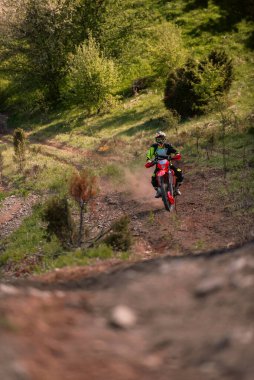 Profesyonel enduro bisiklet sürücüsü iş başında. Motokros sporu. Yüksek kalite fotoğraf