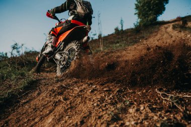 Profesyonel enduro bisiklet sürücüsü, çamurlu yolda toprak sürücüsü. Motokros sporu. - Evet. Yüksek kalite fotoğraf