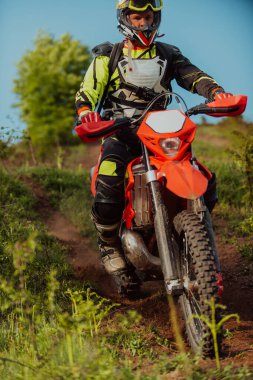 Profesyonel enduro bisiklet sürücüsü iş başında. Motokros sporu. Yüksek kalite fotoğraf