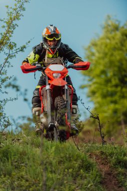Profesyonel enduro bisiklet sürücüsü iş başında. Motokros sporu. Yüksek kalite fotoğraf