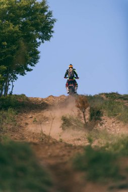 Profesyonel enduro bisiklet sürücüsü, çamurlu yolda toprak sürücüsü. Motokros sporu. - Evet. Yüksek kalite fotoğraf