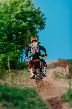 Profesyonel enduro bisiklet sürücüsü, çamurlu yolda toprak sürücüsü. Motokros sporu. - Evet. Yüksek kalite fotoğraf