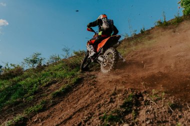 Profesyonel enduro bisiklet sürücüsü, çamurlu yolda toprak sürücüsü. Motokros sporu. - Evet. Yüksek kalite fotoğraf