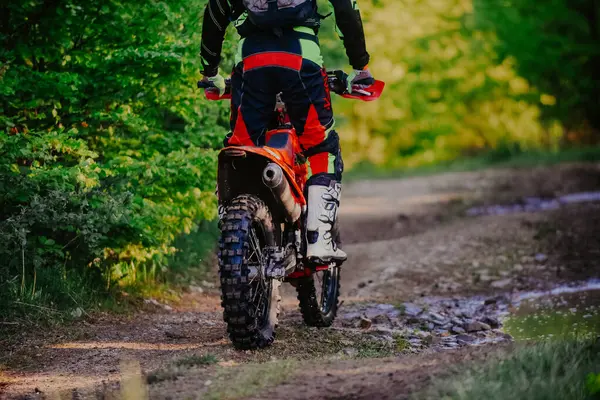 Profesyonel enduro bisiklet sürücüsü, çamurlu yolda toprak sürücüsü. Motokros sporu. - Evet. Yüksek kalite fotoğraf