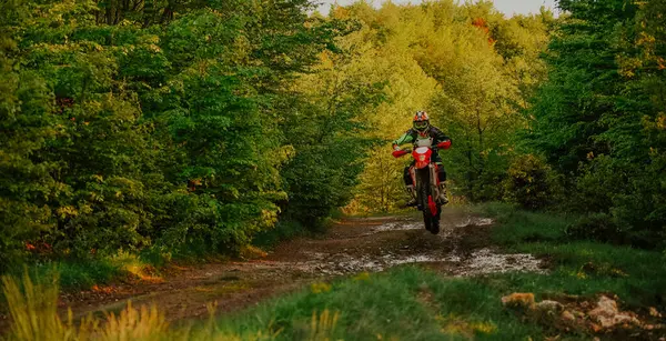 Profesyonel enduro bisiklet sürücüsü, çamurlu yolda toprak sürücüsü. Motokros sporu. - Evet. Yüksek kalite fotoğraf