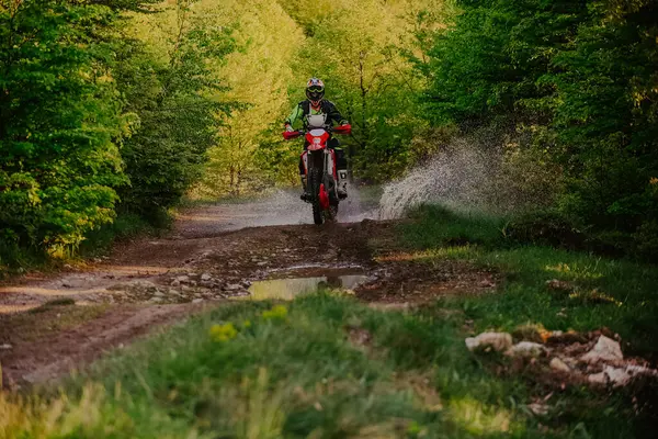 Profesyonel enduro bisiklet sürücüsü, çamurlu yolda toprak sürücüsü. Motokros sporu. - Evet. Yüksek kalite fotoğraf