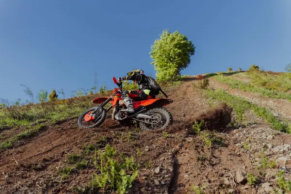 Profesyonel enduro bisiklet sürücüsü, çamurlu yolda toprak sürücüsü. Motokros sporu. - Evet. Yüksek kalite fotoğraf