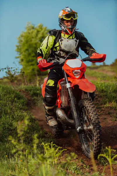 Profesyonel enduro bisiklet sürücüsü iş başında. Motokros sporu. Yüksek kalite fotoğraf