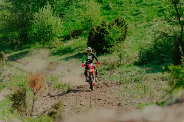 Profesyonel enduro bisiklet sürücüsü iş başında. Motokros sporu. Yüksek kalite fotoğraf