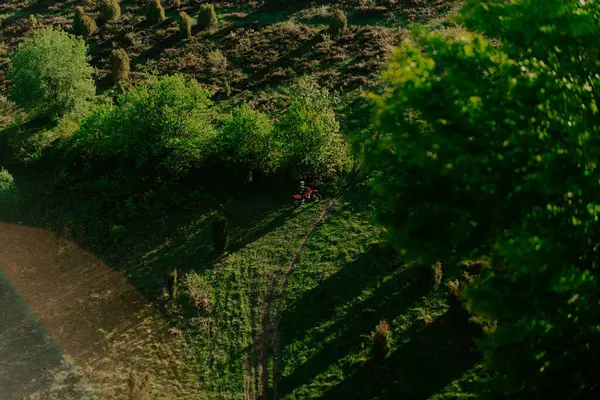 Profesyonel enduro bisiklet sürücüsü iş başında. Motokros sporu. Yüksek kalite fotoğraf