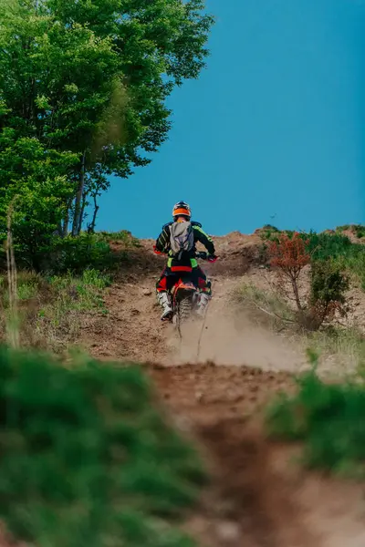 Profesyonel enduro bisiklet sürücüsü, çamurlu yolda toprak sürücüsü. Motokros sporu. - Evet. Yüksek kalite fotoğraf