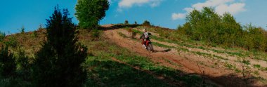Profesyonel enduro bisiklet sürücüsü, çamurlu yolda toprak sürücüsü. Motokros sporu. - Evet. Yüksek kalite fotoğraf