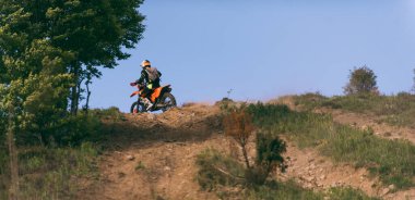 Profesyonel enduro bisiklet sürücüsü, çamurlu yolda toprak sürücüsü. Motokros sporu. - Evet. Yüksek kalite fotoğraf