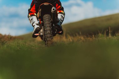 Profesyonel enduro bisiklet sürücüsü iş başında. Motokros sporu. Yüksek kalite fotoğraf