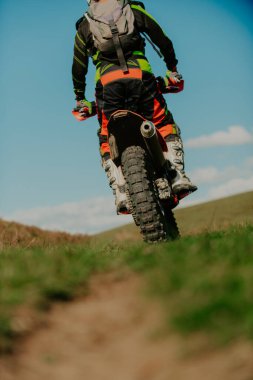 Profesyonel enduro bisiklet sürücüsü iş başında. Motokros sporu. Yüksek kalite fotoğraf