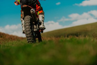 Profesyonel enduro bisiklet sürücüsü iş başında. Motokros sporu. Yüksek kalite fotoğraf