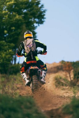 Profesyonel enduro bisiklet sürücüsü, çamurlu yolda toprak sürücüsü. Motokros sporu. - Evet. Yüksek kalite fotoğraf