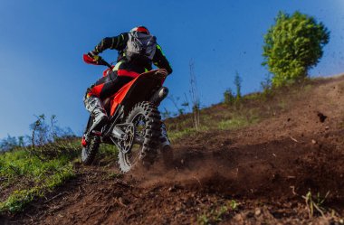 Profesyonel enduro bisiklet sürücüsü, çamurlu yolda toprak sürücüsü. Motokros sporu. - Evet. Yüksek kalite fotoğraf
