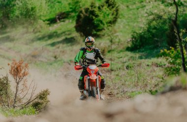 Profesyonel enduro bisiklet sürücüsü iş başında. Motokros sporu. Yüksek kalite fotoğraf
