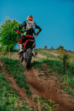 Profesyonel enduro bisiklet sürücüsü, çamurlu yolda toprak sürücüsü. Motokros sporu. - Evet. Yüksek kalite fotoğraf