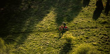 Profesyonel enduro bisiklet sürücüsü iş başında. Motokros sporu. Yüksek kalite fotoğraf