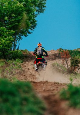 Profesyonel enduro bisiklet sürücüsü, çamurlu yolda toprak sürücüsü. Motokros sporu. - Evet. Yüksek kalite fotoğraf