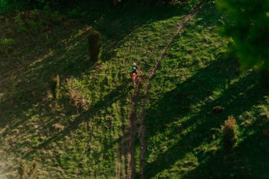 Profesyonel enduro bisiklet sürücüsü iş başında. Motokros sporu. Yüksek kalite fotoğraf