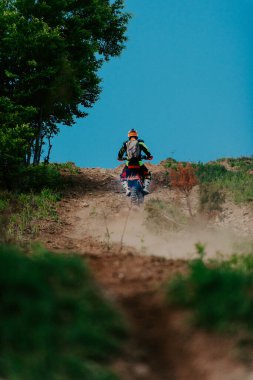 Profesyonel enduro bisiklet sürücüsü, çamurlu yolda toprak sürücüsü. Motokros sporu. - Evet. Yüksek kalite fotoğraf