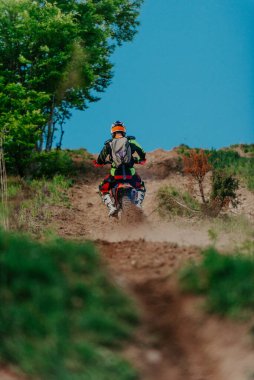 Profesyonel enduro bisiklet sürücüsü, çamurlu yolda toprak sürücüsü. Motokros sporu. - Evet. Yüksek kalite fotoğraf