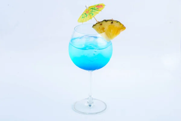 蓝哈瓦苏打水和菠萝白色背景的夏季饮料 — 图库照片
