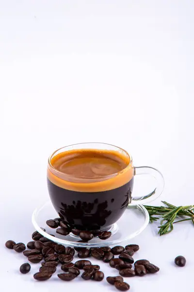 Beyaz arka planda kahve fincanı ve kahve çekirdeği..