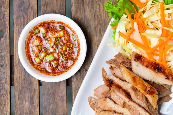 Tahta tabakta kızarmış domuz eti ve Tayland sosu..