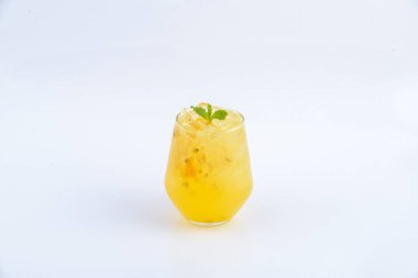 Tutku meyvesi suyu. Beyaz arka planda yaz için içecek.