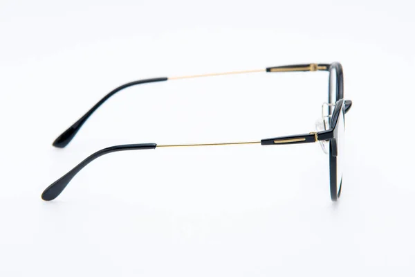 Moda Güneş Gözlükleri Beyaz Arkaplanda Siyah Altın Çerçeveler — Stok fotoğraf