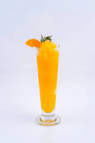 一杯软糖橙汁 白色背景下的夏季饮料 — 图库照片
