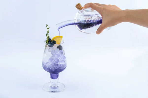 蓝莓汁白色背景下的夏季饮料 — 图库照片
