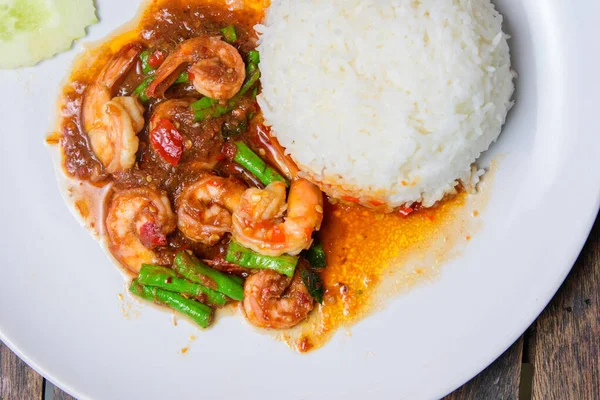 Beyaz tabakta uzun fasulyeli kızarmış karides..