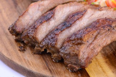 Tahta tabakta kızarmış domuz eti ve Tayland sosu..