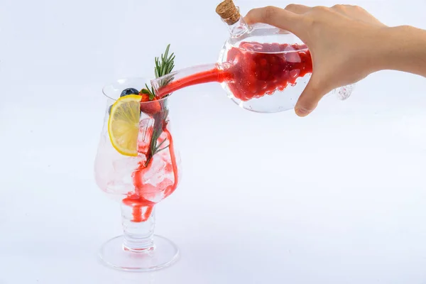 Çilek suyu. Beyaz arka planda yaz için içecek.