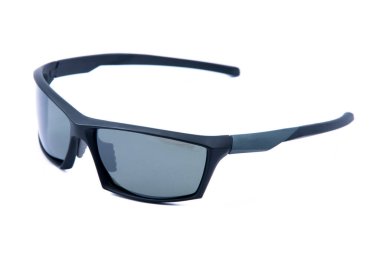 Moda güneş gözlüğü siyah çerçeveler beyaz arkaplanda.