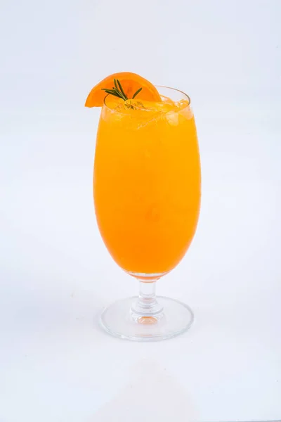 一杯软糖橙汁 白色背景下的夏季饮料 — 图库照片