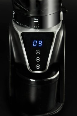 Siyah arka plandaki elektronik kahve değirmeni..