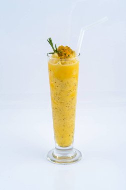 Tutku meyvesi suyu. Beyaz arka planda yaz için içecek.