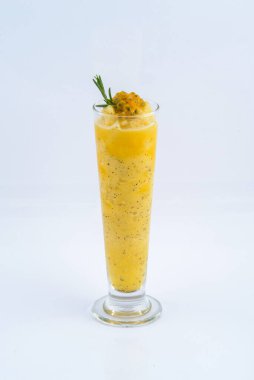 Tutku meyvesi suyu. Beyaz arka planda yaz için içecek.