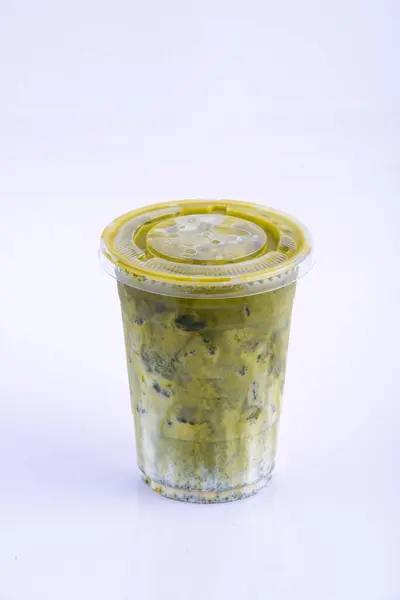 Tropik içecek. Beyaz arkaplanda süt yeşili çay.